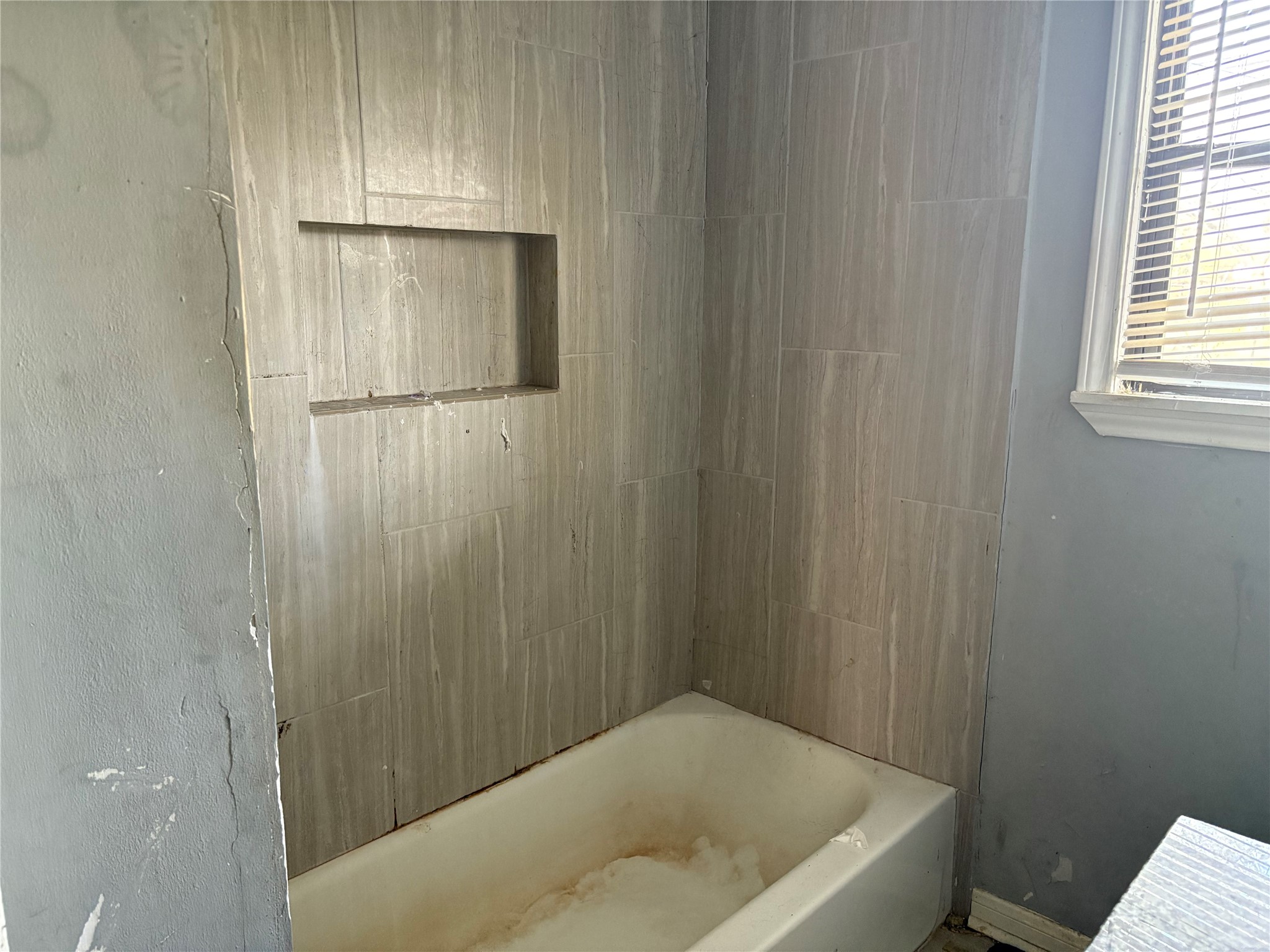 5225 Longmeadow Street Houston, TX 77033 - Photo 14 of 16 Hall bath