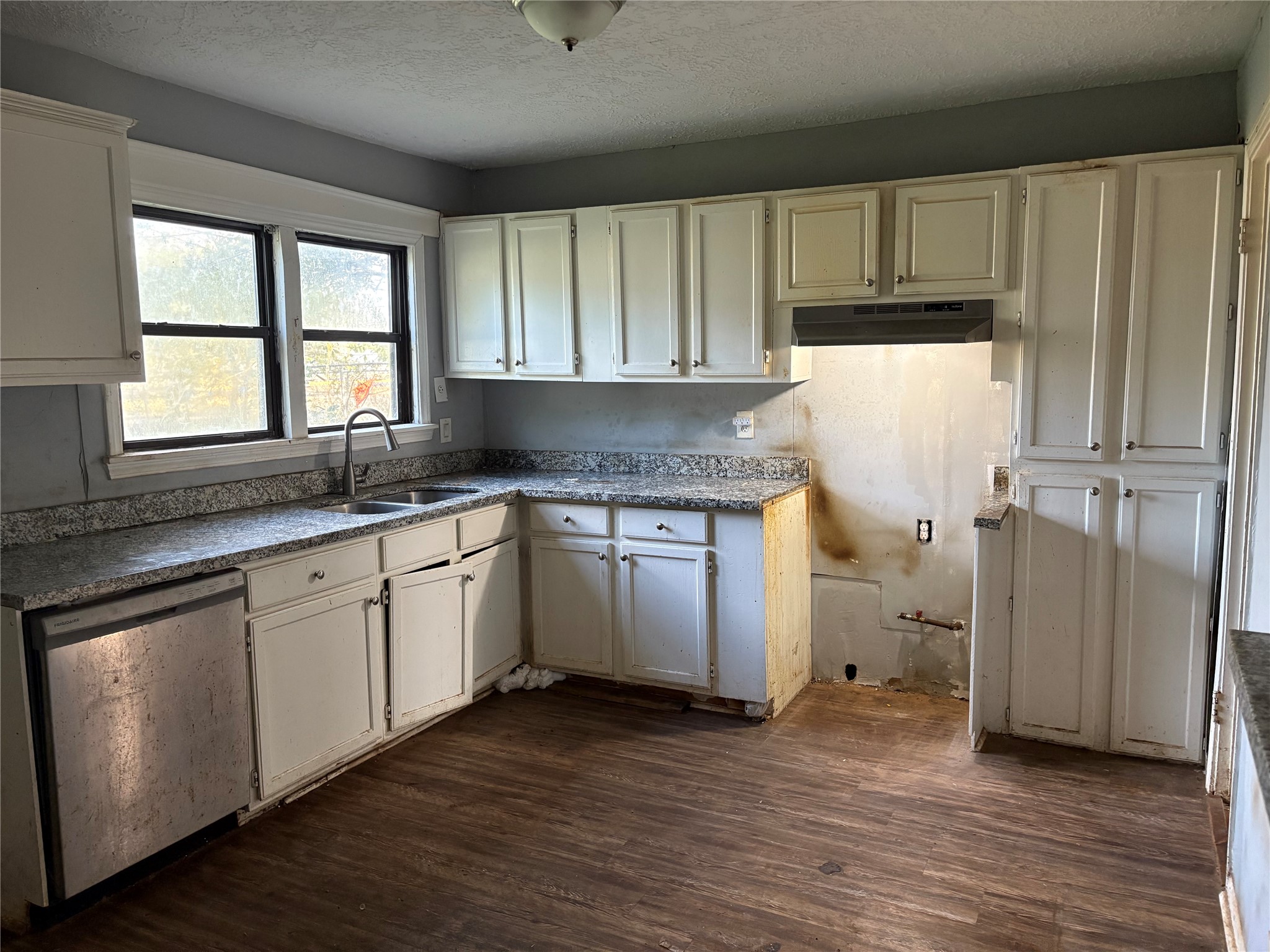 5225 Longmeadow Street Houston, TX 77033 - Photo 4 of 16 Kitchen