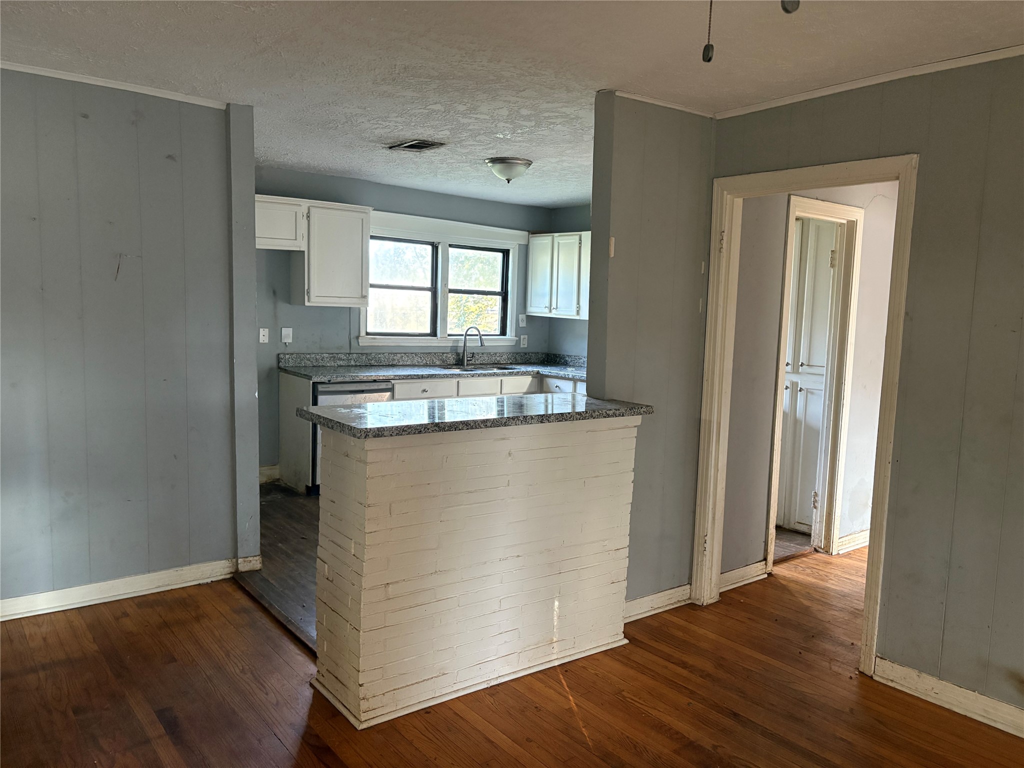 5225 Longmeadow Street Houston, TX 77033 - Photo 5 of 16 Kitchen bar