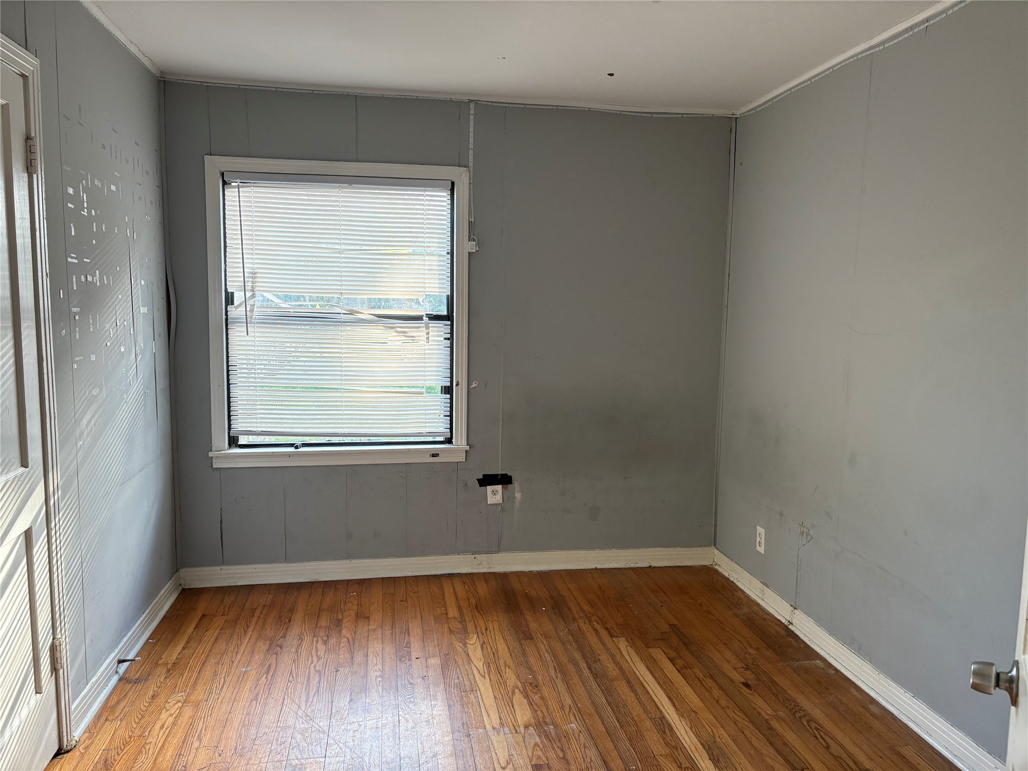 5225 Longmeadow Street Houston, TX 77033 - Photo 6 of 16 Primary bedrPrimary bedroomoom