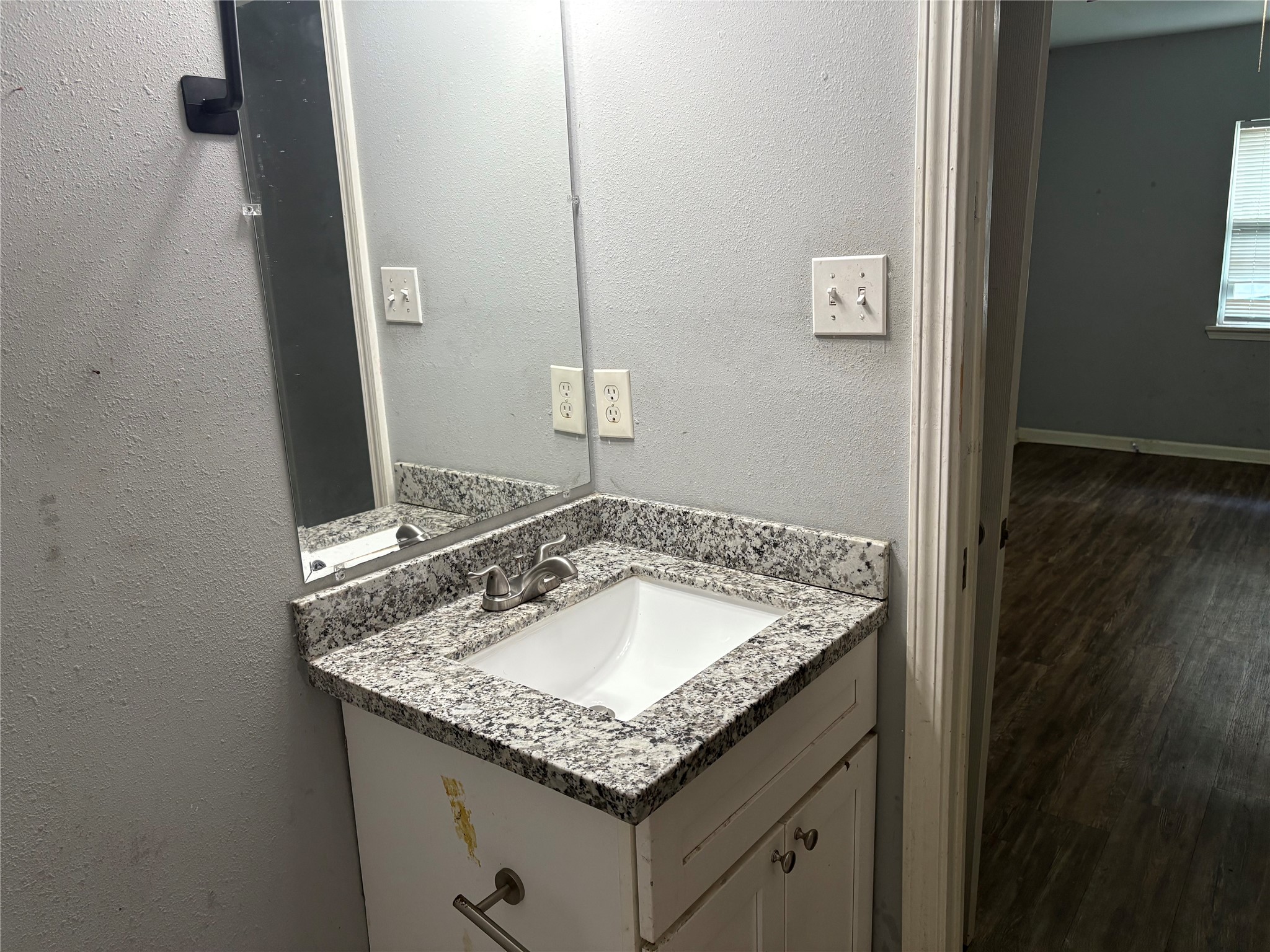 5225 Longmeadow Street Houston, TX 77033 - Photo 8 of 16 Primary bath