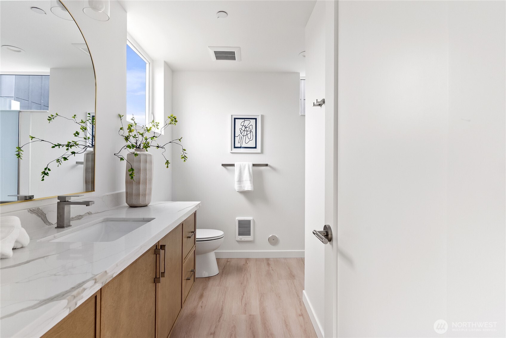 8849 Midvale Avenue North, Unit F Seattle, WA 98103 - Photo 19 of 34