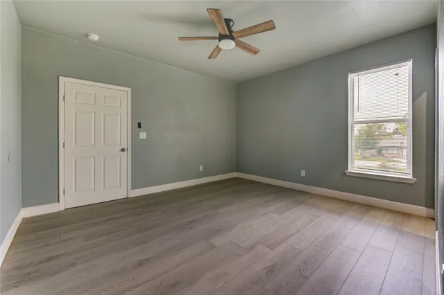 a view of entryway with a front door