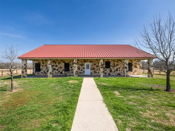 a view of house with garden