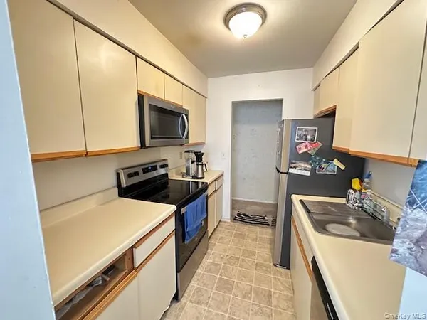 $324,999 | 305 Town House Village, Islandia, NY 11749