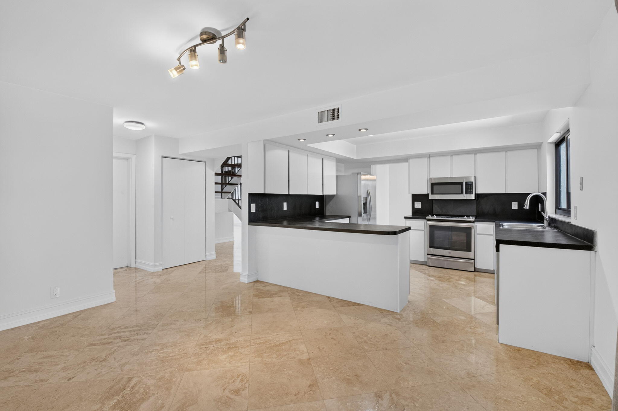 21661 Casa Monte Court Boca Raton, FL 33433 - Photo 10 of 31 Kitchen/family room