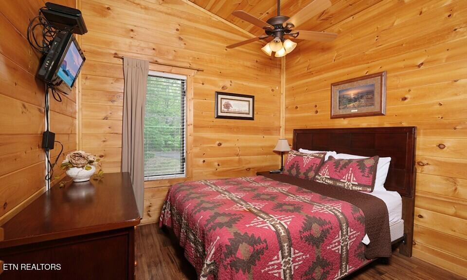 623 Iron Mountain Road Pigeon Forge, TN 37863 - Photo 11 of 45 pigeon-forge-cabin-rocky-top-bedroom-11