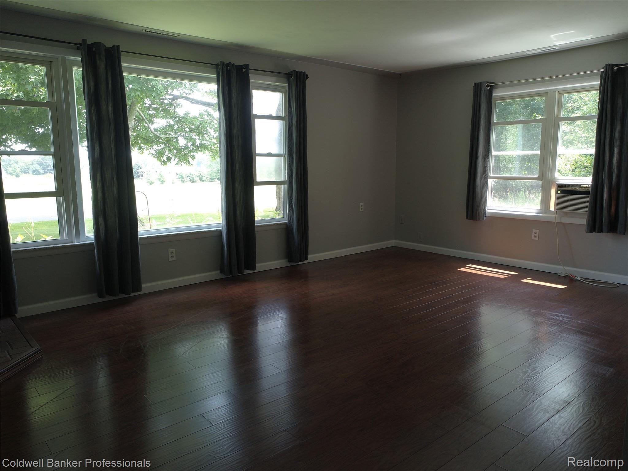 509 West Coulter Road Lapeer, MI 48446 - Photo 18 of 55 living 2.JPG
