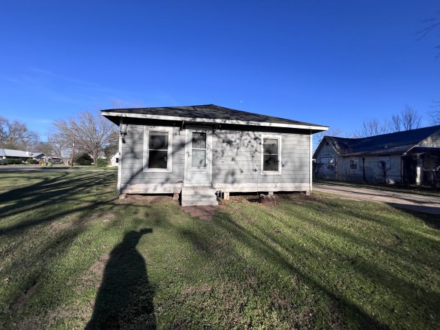 507 Natchez Street Hearne, TX 77859 - Photo 2 of 12 a view of a house with backyard and sitting area