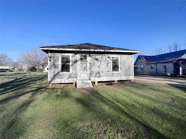 a view of a house with a yard