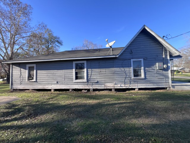507 Natchez Street Hearne, TX 77859 - Photo 4 of 12 a front view of a house with a garden