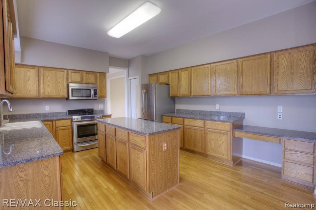 5879 Hathaway Road Canton, MI 48187 - Photo 11 of 27 Kitchen