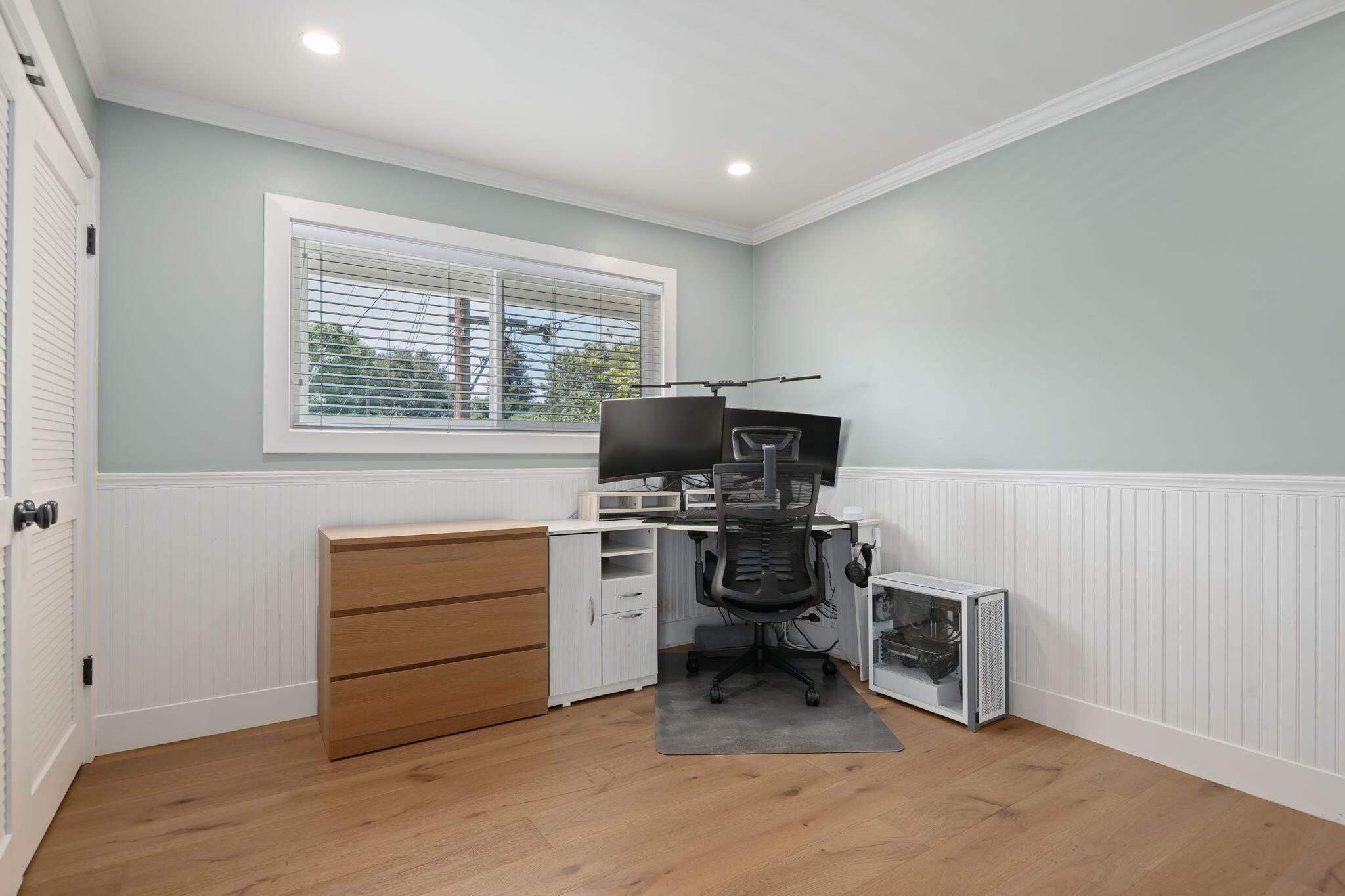 809 Willowglen Road Santa Barbara, CA 93105 - Photo 40 of 50 a workspace with furniture and window