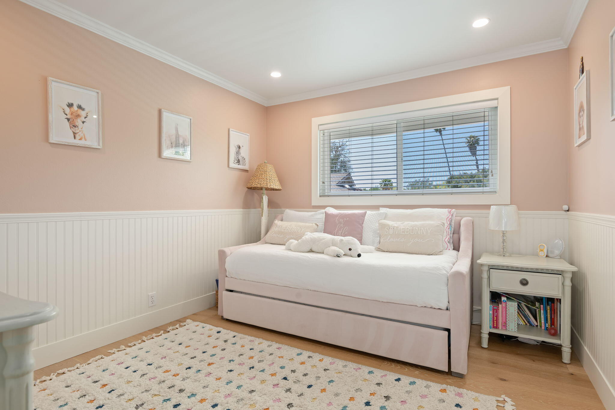 809 Willowglen Road Santa Barbara, CA 93105 - Photo 41 of 50 a room with a bed and a window