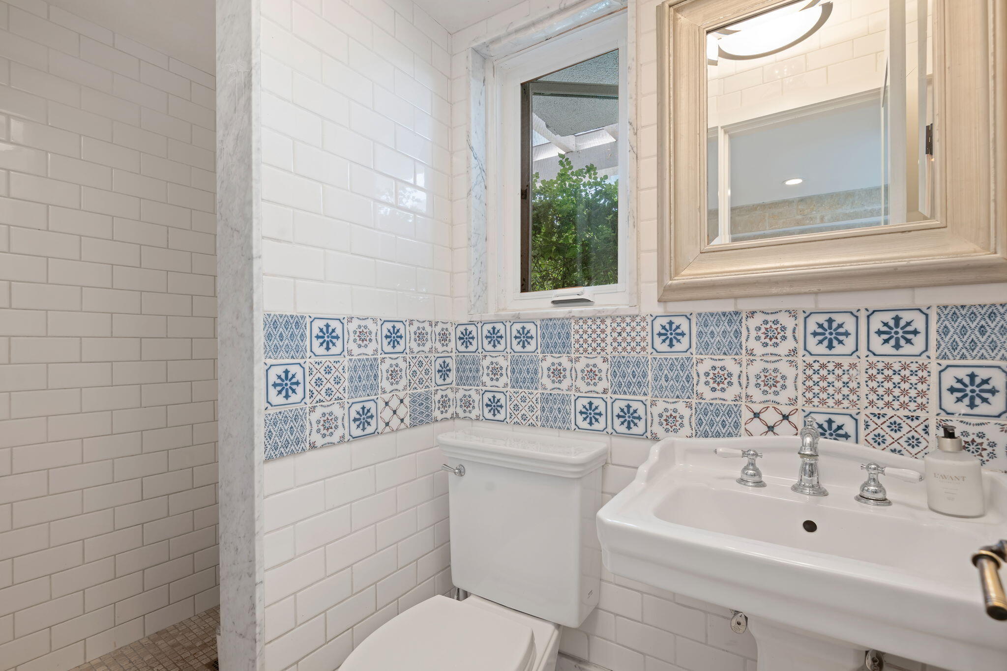809 Willowglen Road Santa Barbara, CA 93105 - Photo 43 of 50 a bathroom with a sink a toilet and a bathtub