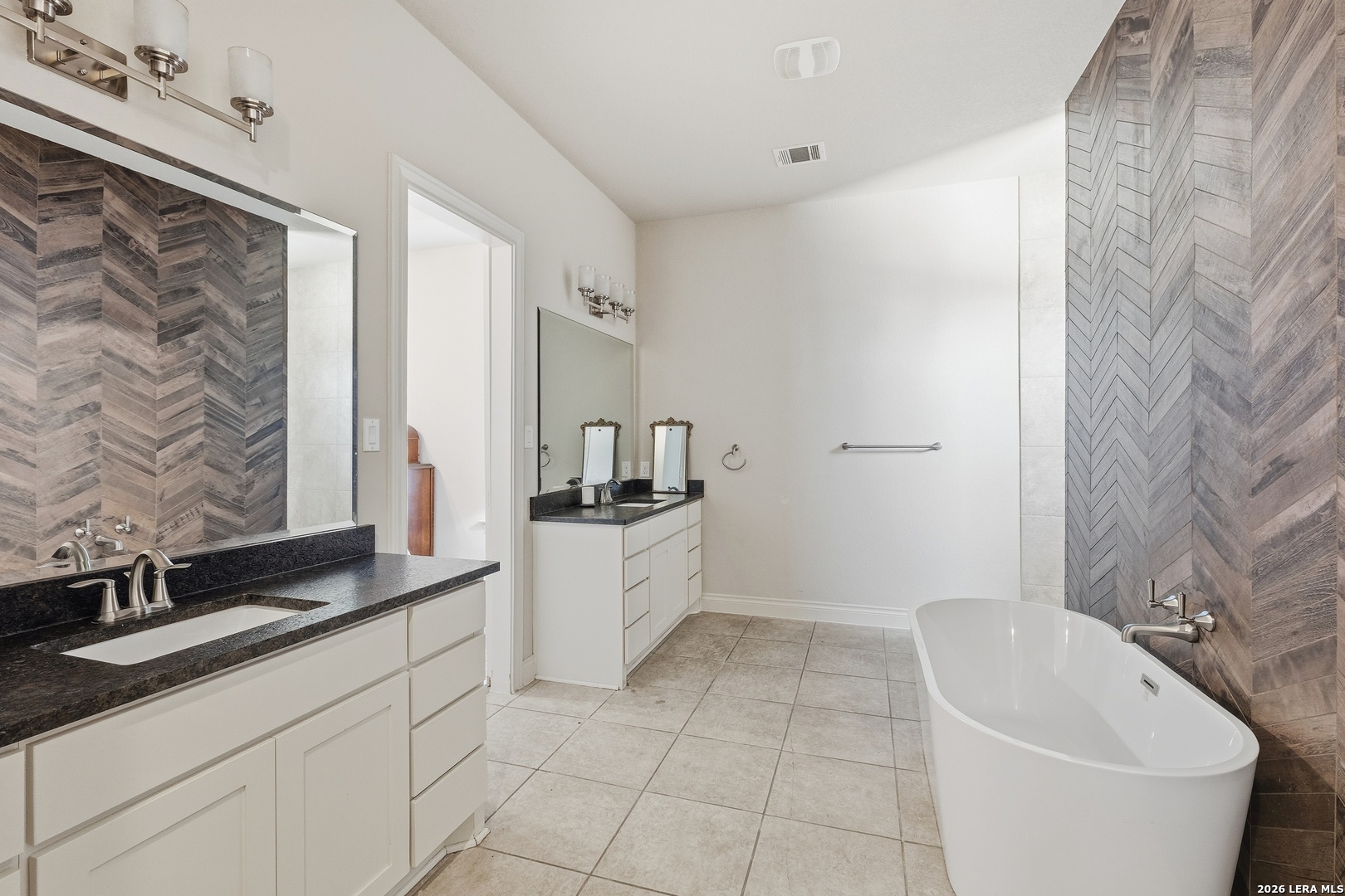 224 Mystic Shores Boulevard Spring Branch, TX 78070 - Photo 17 of 30 a bathroom with a bathtub sink and mirror