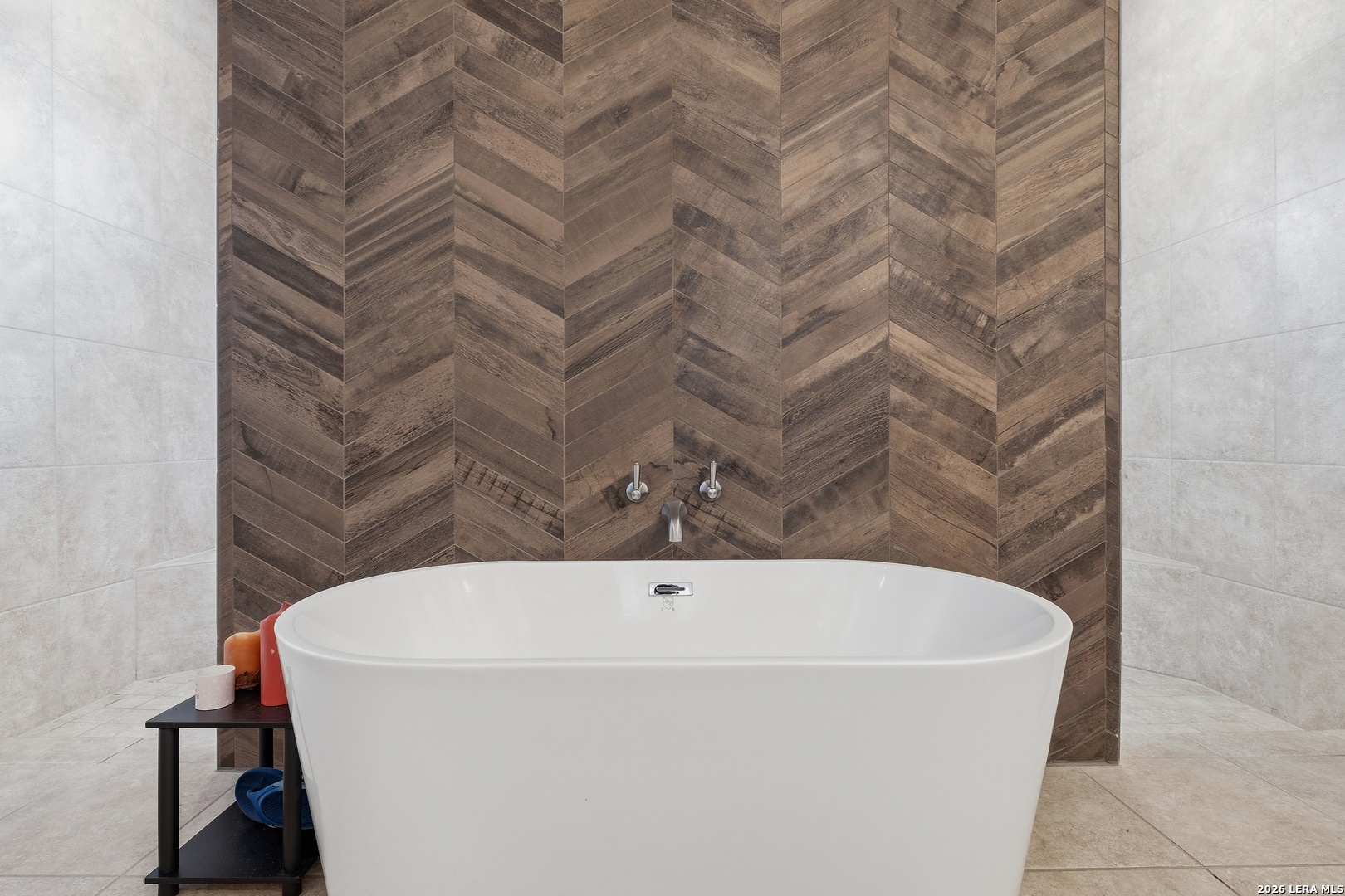 224 Mystic Shores Boulevard Spring Branch, TX 78070 - Photo 19 of 30 a bathroom with a bathtub