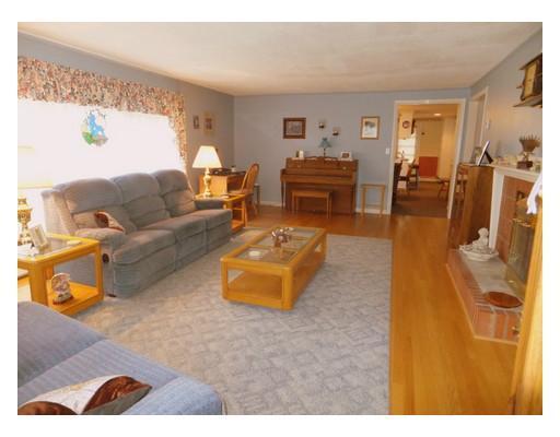 149 Readfield Road Manchester, ME 04351 - Photo 8 of 25 Living Room.