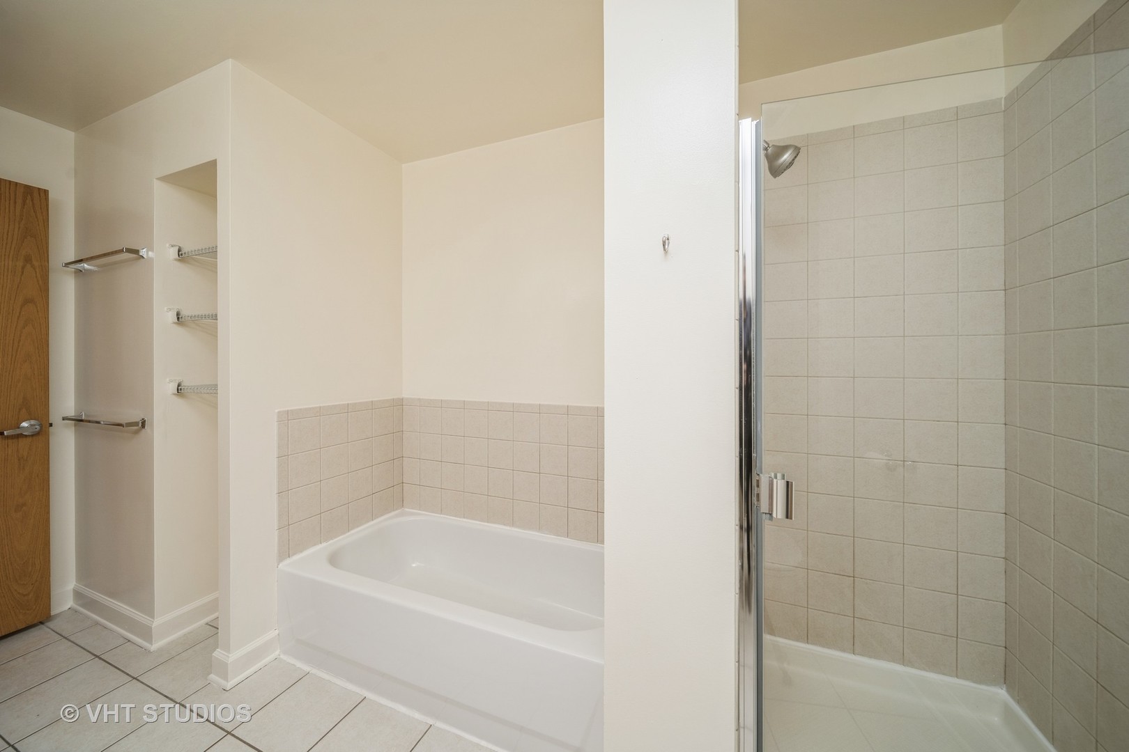 1529 South State Street, Unit 11F Chicago, IL 60605 - Photo 13 of 14 a bathroom with a bathtub