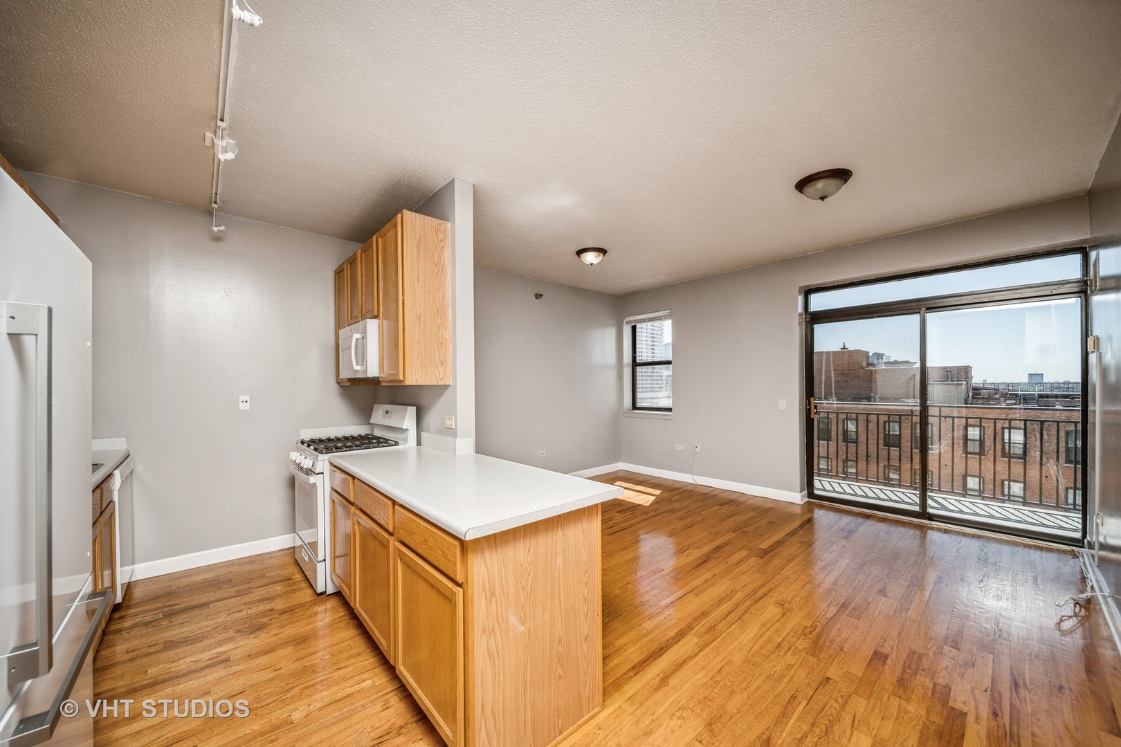 1529 South State Street, Unit 11F Chicago, IL 60605 - Photo 3 of 14 a spacious bathroom with a sink and a mirror
