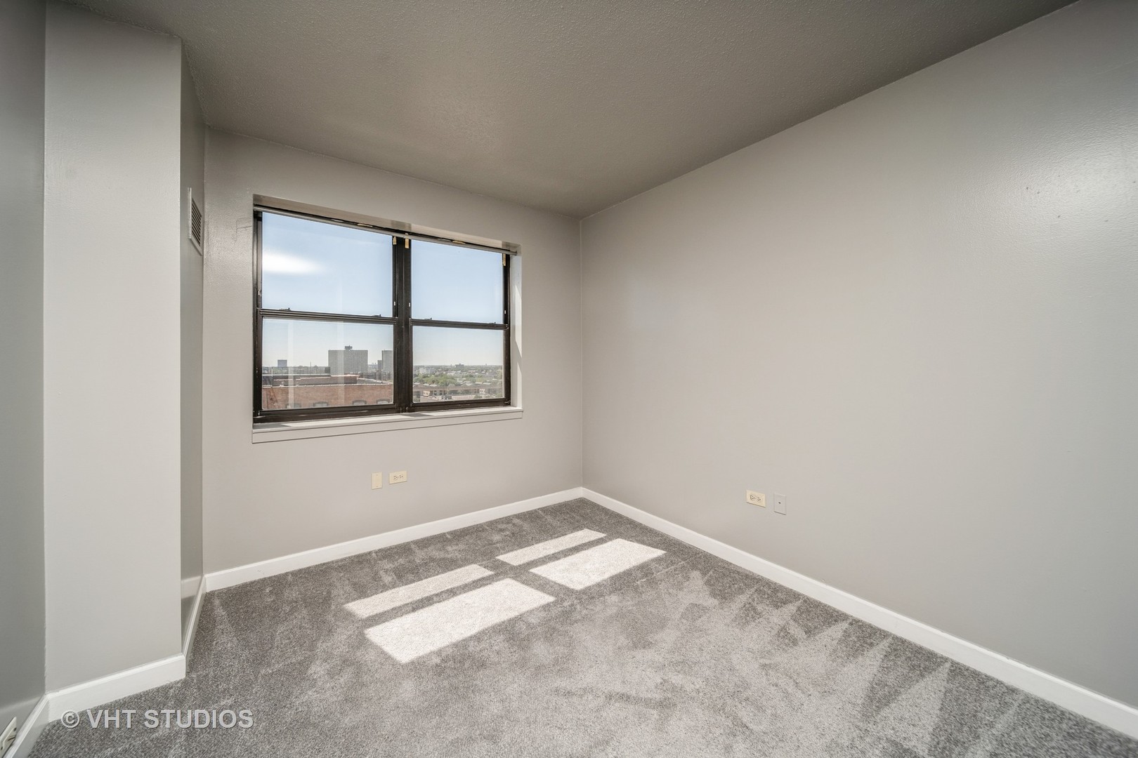 1529 South State Street, Unit 11F Chicago, IL 60605 - Photo 10 of 14 an empty room with a window