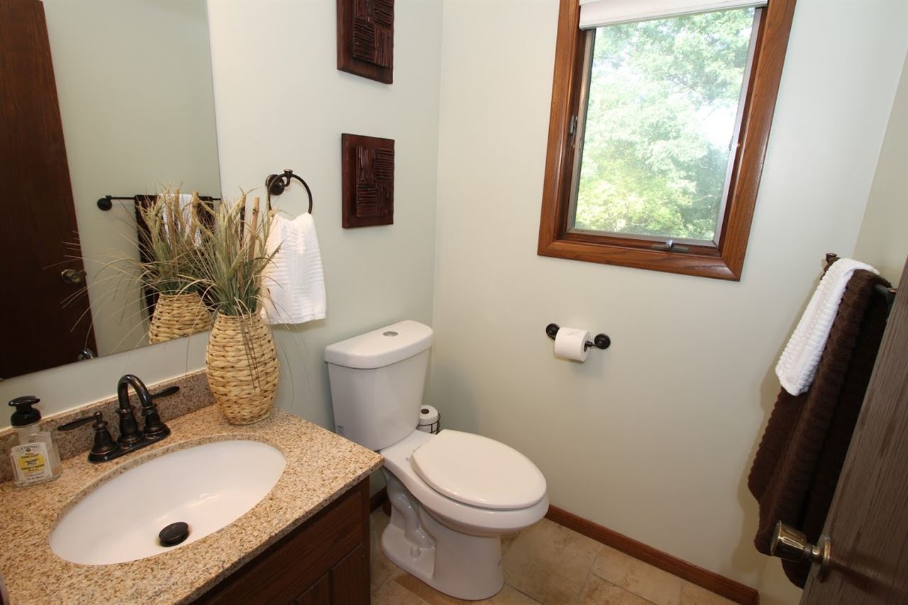2761 Crestview Road Muscatine, IA 52761 - Photo 2 of 24 Gallery Image 2