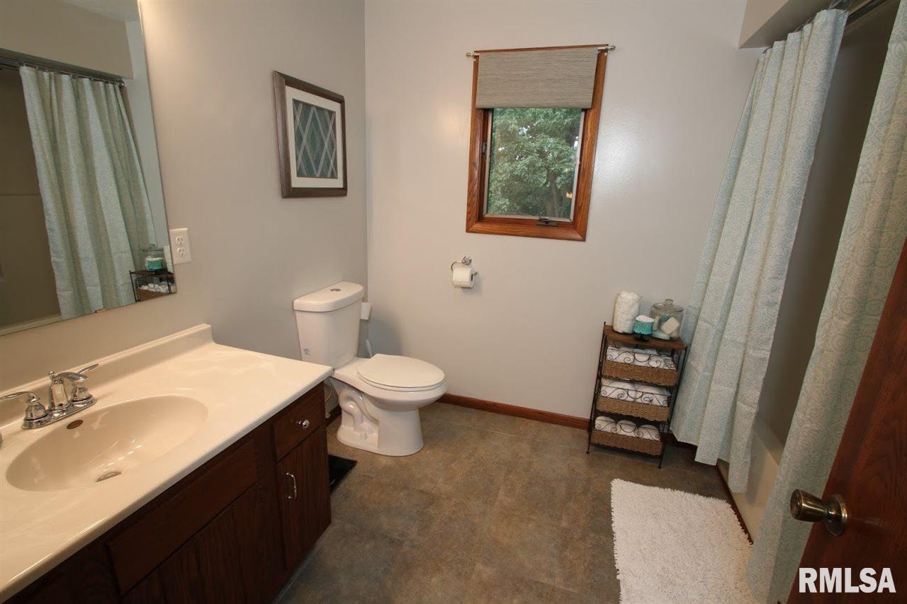 2761 Crestview Road Muscatine, IA 52761 - Photo 4 of 24 Gallery Image 4