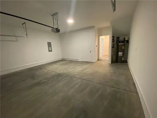 a view of a big room with closet