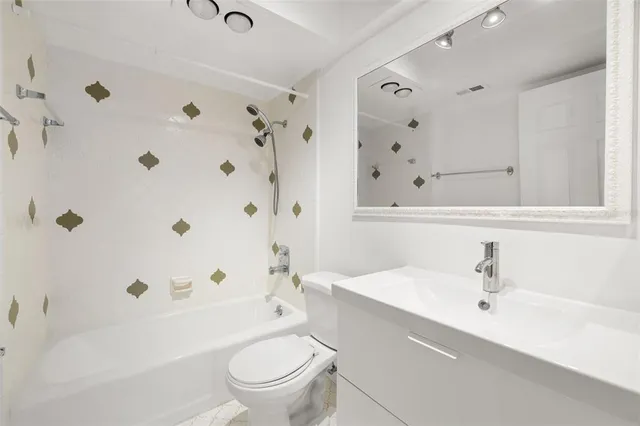 $215,000 | 2623 Seville Boulevard, Unit 301, Clearwater, FL 33764