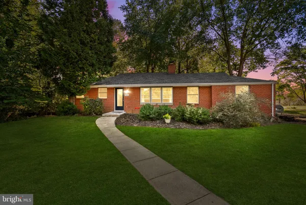 a view of house with a yard