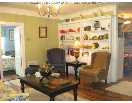 4461 North Grapevine Road Charleston, WV 25320 - Photo 11 of 16 Living Room.