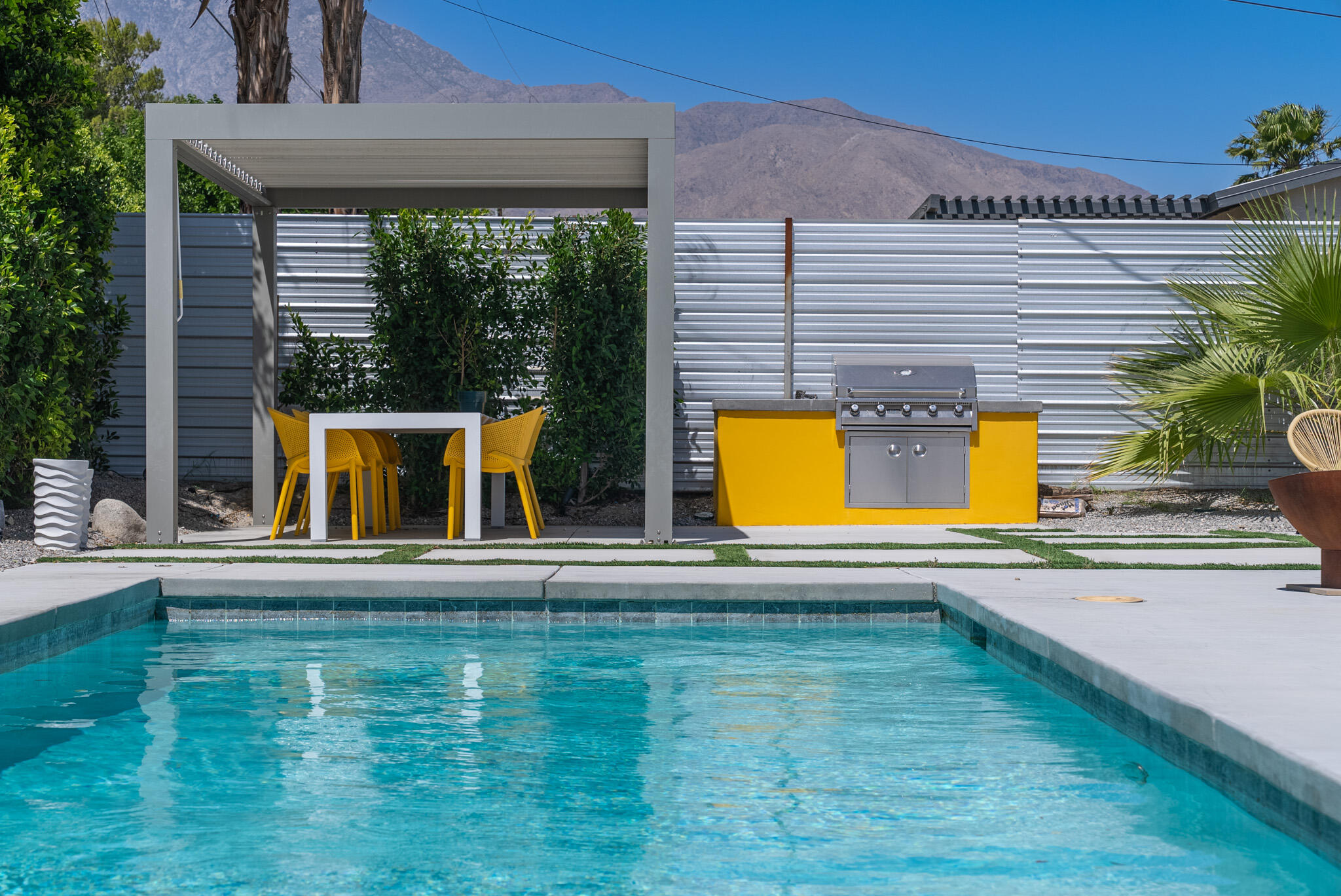2383 East Powell Road Palm Springs, CA 92262 - Photo 26 of 32 swimming pool with yard in front of it