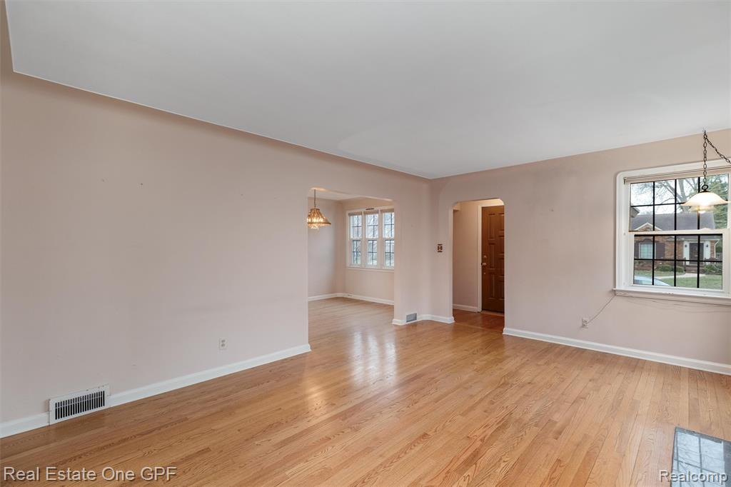 1488 Roslyn Road Grosse Pointe Woods, MI 48236 - Photo 5 of 40