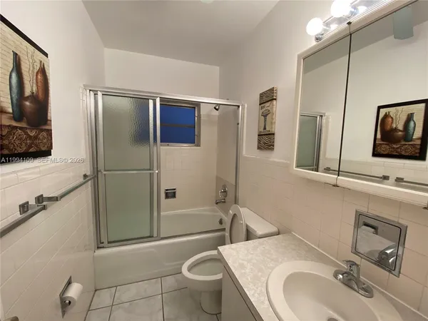 $1,400 | 1050 Atlantic Shores Boulevard, Unit 204, Hallandale Beach, FL 33009