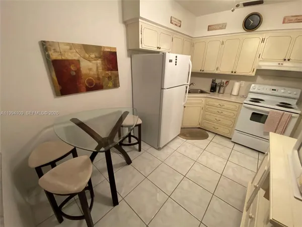 $1,400 | 1050 Atlantic Shores Boulevard, Unit 204, Hallandale Beach, FL 33009