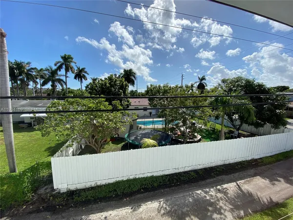 a view of a back yard of the house and green space