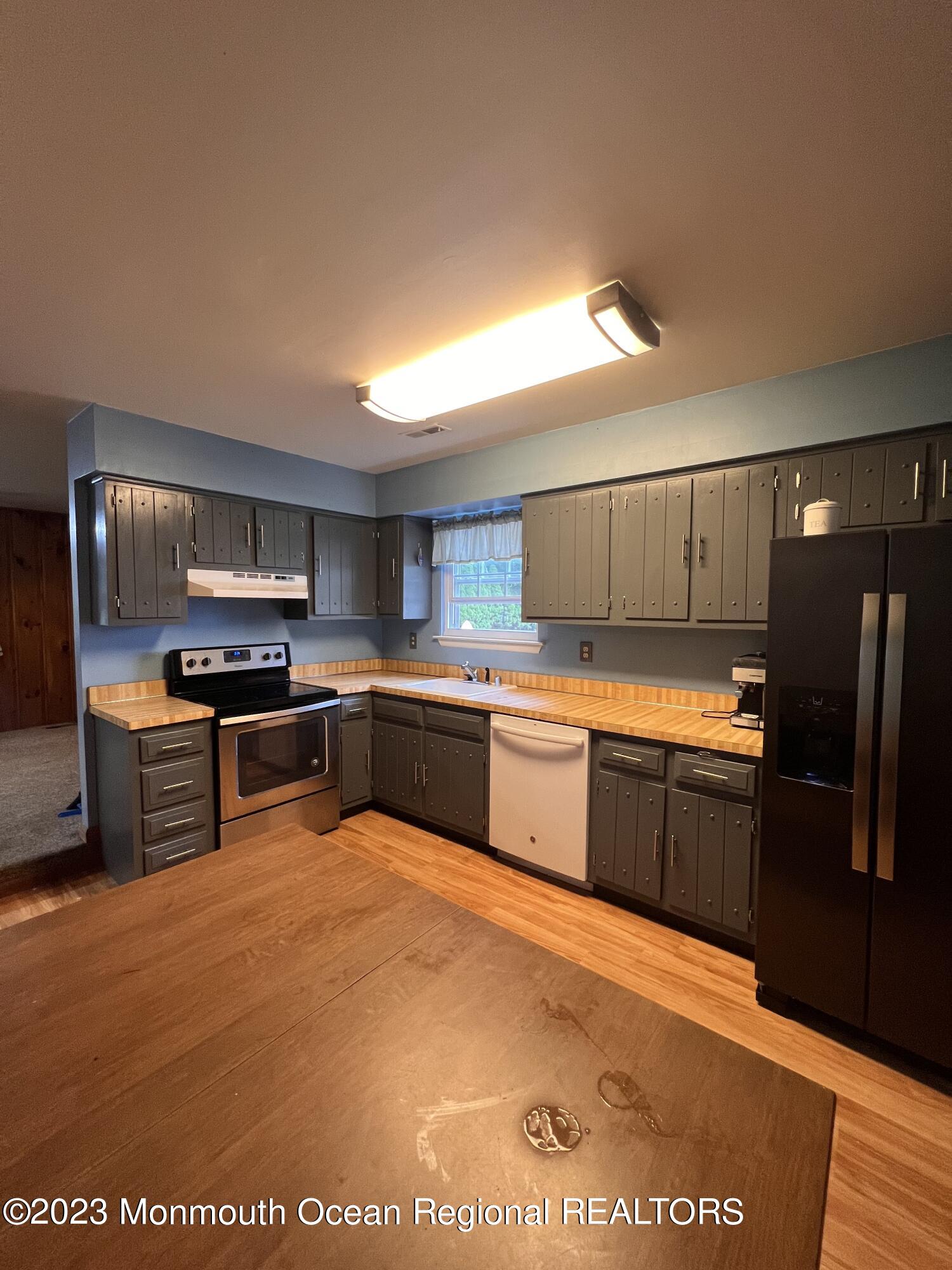 10 Feathertree Court Howell, NJ 07731 - Photo 8 of 21 Kitchen