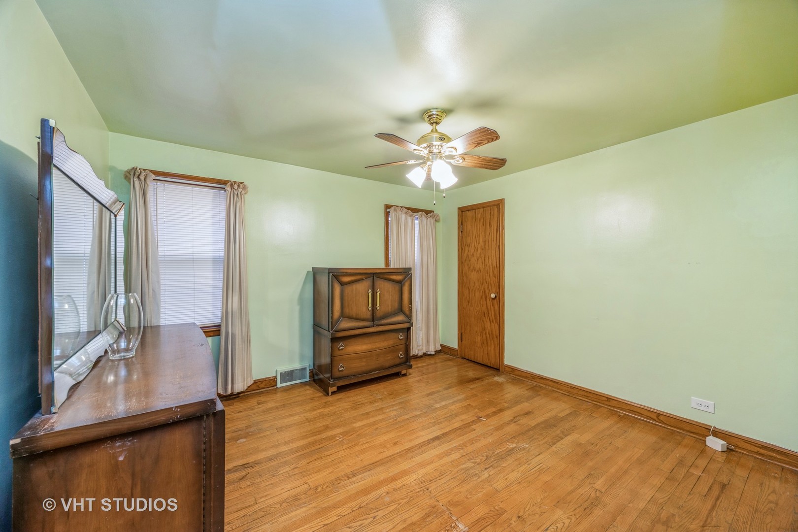 2452 West Marquette Road Chicago, IL 60629 - Photo 6 of 11 a view of livingroom with furniture