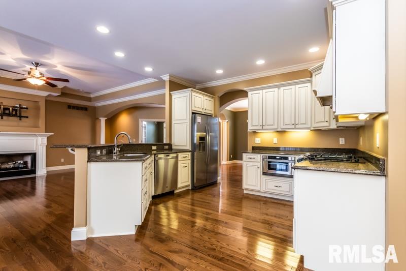 1816 Kern Road Washington, IL 61571 - Photo 11 of 50 Gallery Image 11