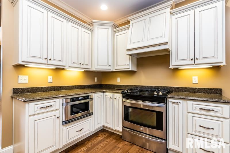 1816 Kern Road Washington, IL 61571 - Photo 12 of 50 Gallery Image 12