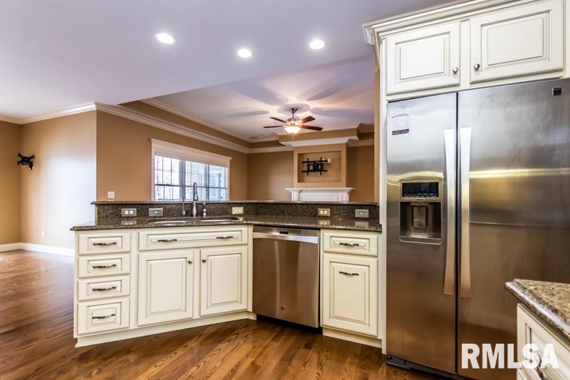 1816 Kern Road Washington, IL 61571 - Photo 13 of 50 Gallery Image 13