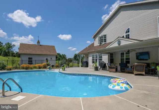 $689,999 | 12 Black Bear Run, Fleetwood, PA 19522