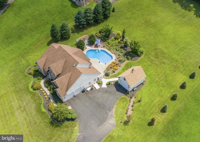 $689,999 | 12 Black Bear Run, Fleetwood, PA 19522