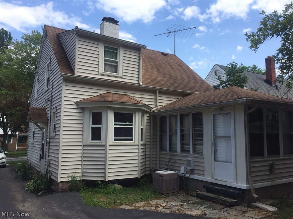 1336 Argonne Road Cleveland, OH 44121 - Photo 3 of 8
