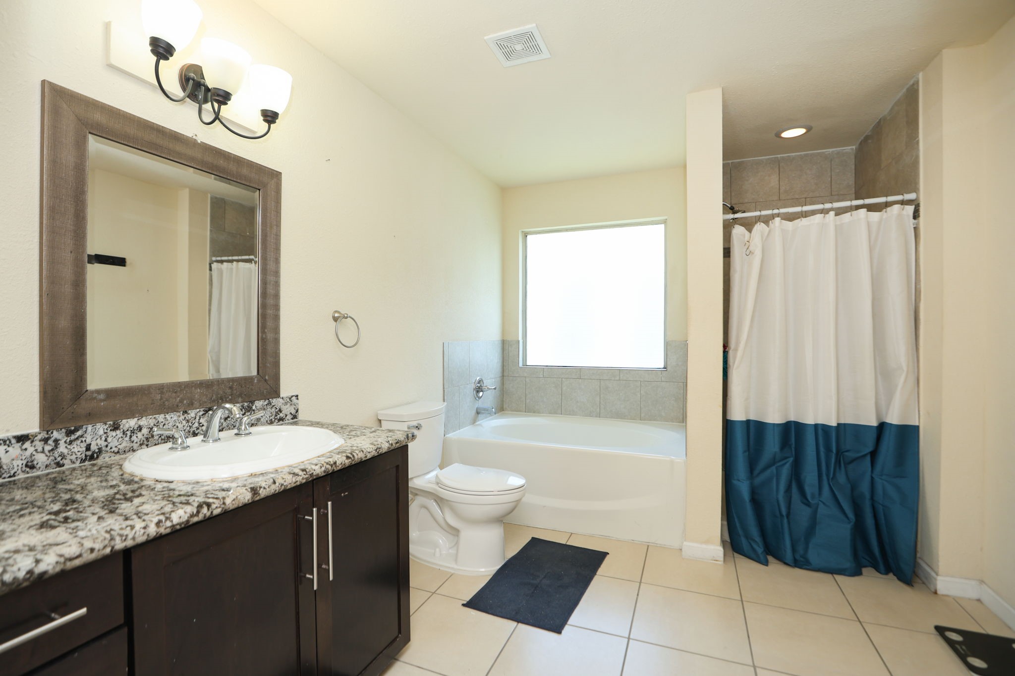 11642 Quinn Ridge Way Houston, TX 77038 - Photo 14 of 22 Primary bathroom