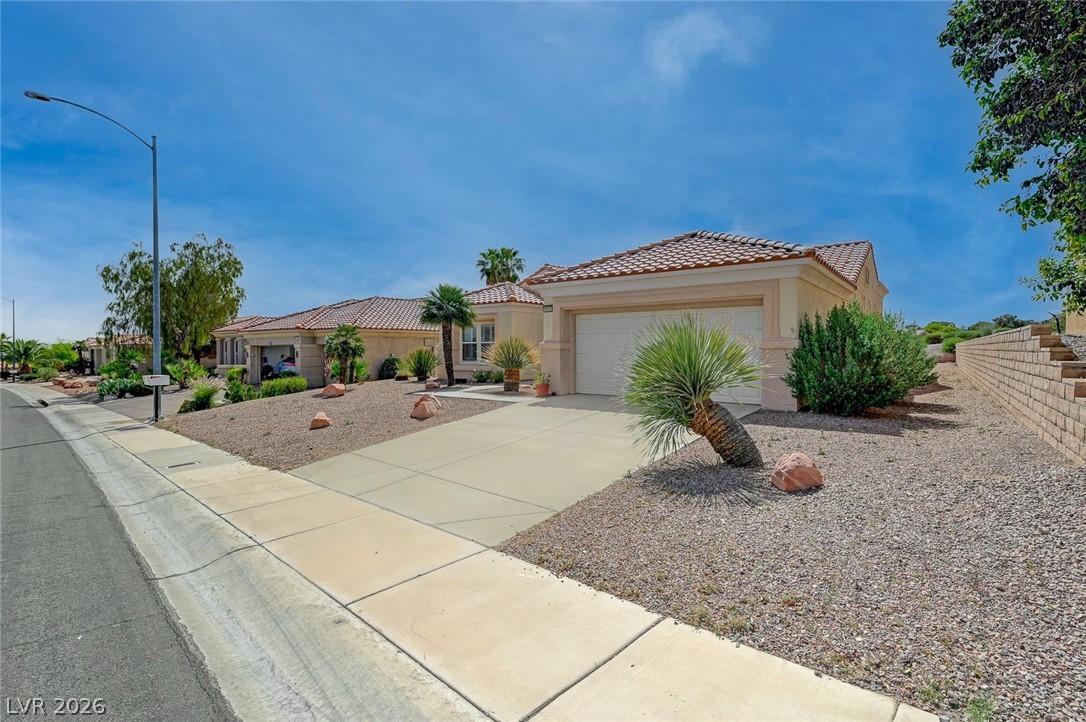 10121 Villa Ridge Drive Las Vegas, NV 89134 - Photo 3 of 81