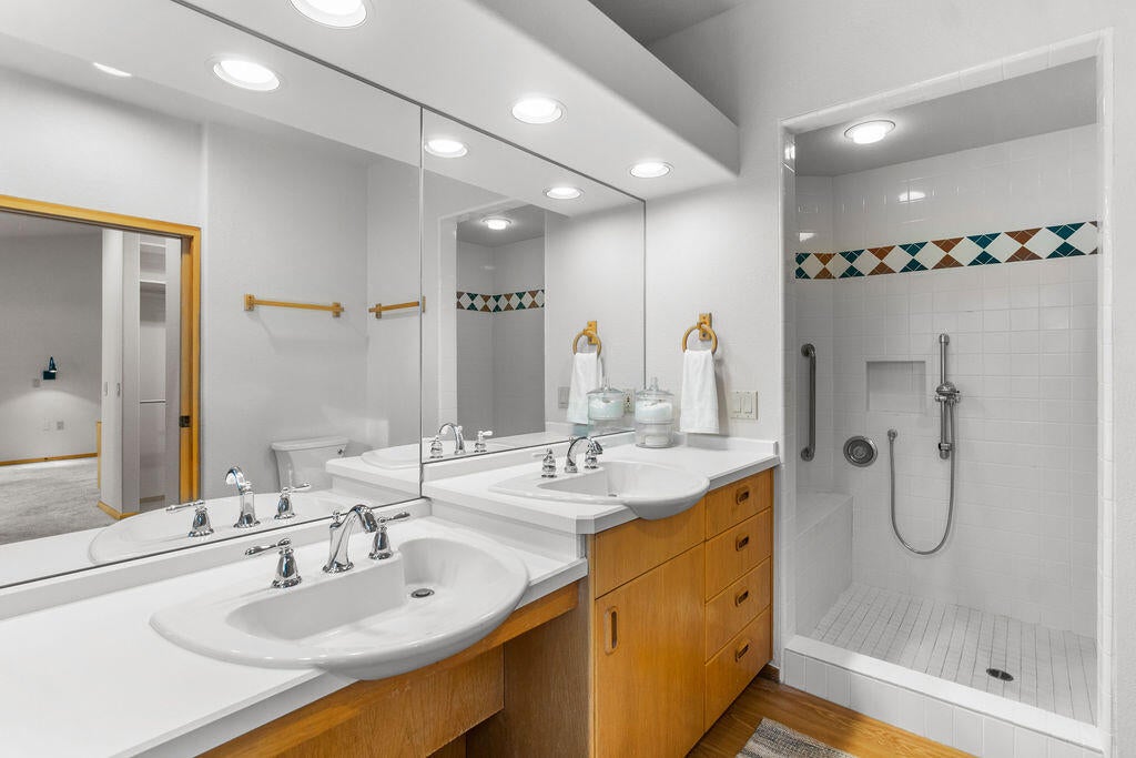 60013 West Ridgeview Drive Bend, OR 97702 - Photo 25 of 43 Primary Bath