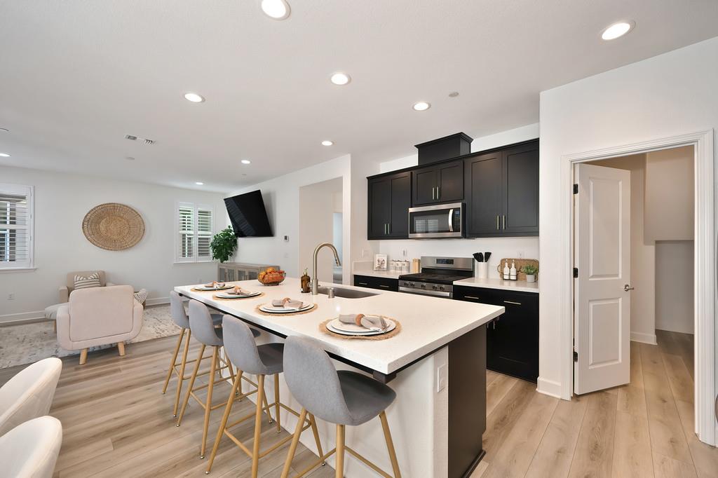17500 Beachwood Road Lathrop, CA 95330 - Photo 26 of 78 a kitchen that has a table and chairs in it