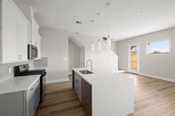 $2,095 | 8118 Esther Acres Lane, Houston, TX 77088