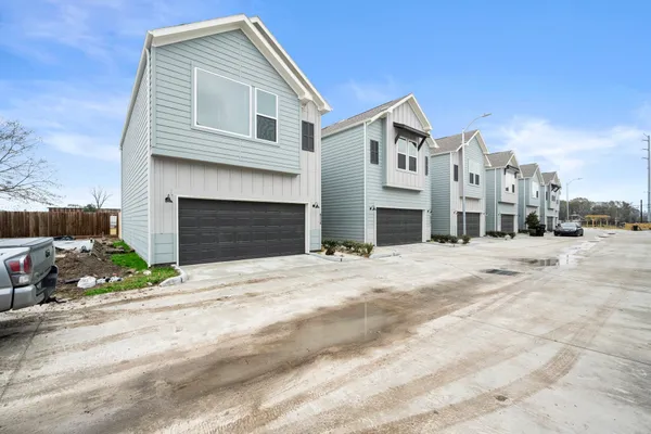 $2,095 | 8118 Esther Acres Lane, Houston, TX 77088